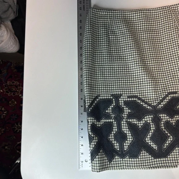 Carlisle Collection Grey/White houndstooth skirt w/applique. SZ 6. Like New! - Picture 8 of 12
